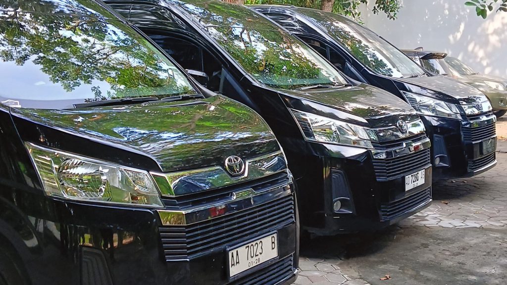 bn2_sewa_hiace_premio_jogja rental hiace premio yogyakarta